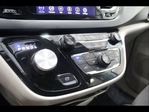 Used 2018 Chrysler Pacifica Touring Plus FWD image 26