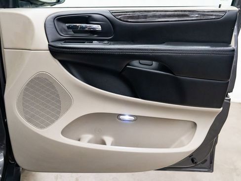 Used 2016 Dodge Grand Caravan American Value Package w/ UConnect Hands-Free Group FWD image 23