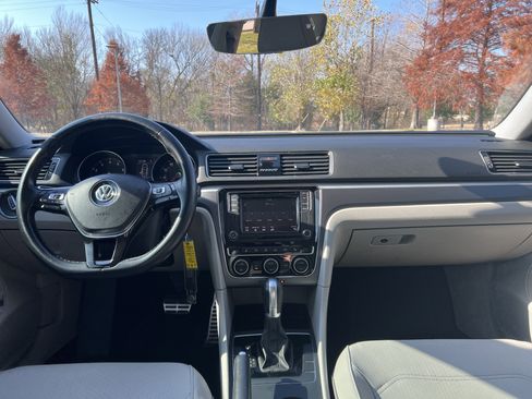 Used 2018 Volkswagen Passat 2.0T R-Line image 26
