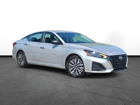 Used 2024 Nissan Altima 2.5 SV FWD image 1
