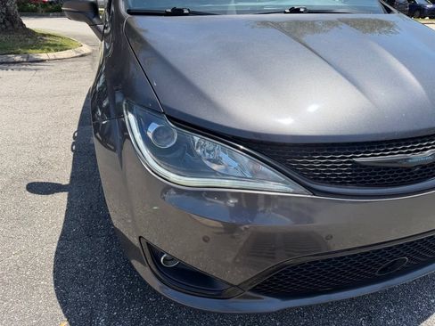 Used 2020 Chrysler Pacifica Limited w/ Advanced Safetytec Group FWD image 13