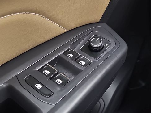 Used 2021 Volkswagen Atlas Cross Sport SE w/ Panoramic Sunroof Package FWD image 27