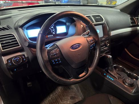 Used 2017 Ford Explorer XLT w/ Equipment Group 201A AWD/4WD image 4