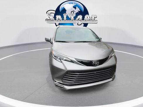 New 2026 Toyota Sienna Platinum image 3
