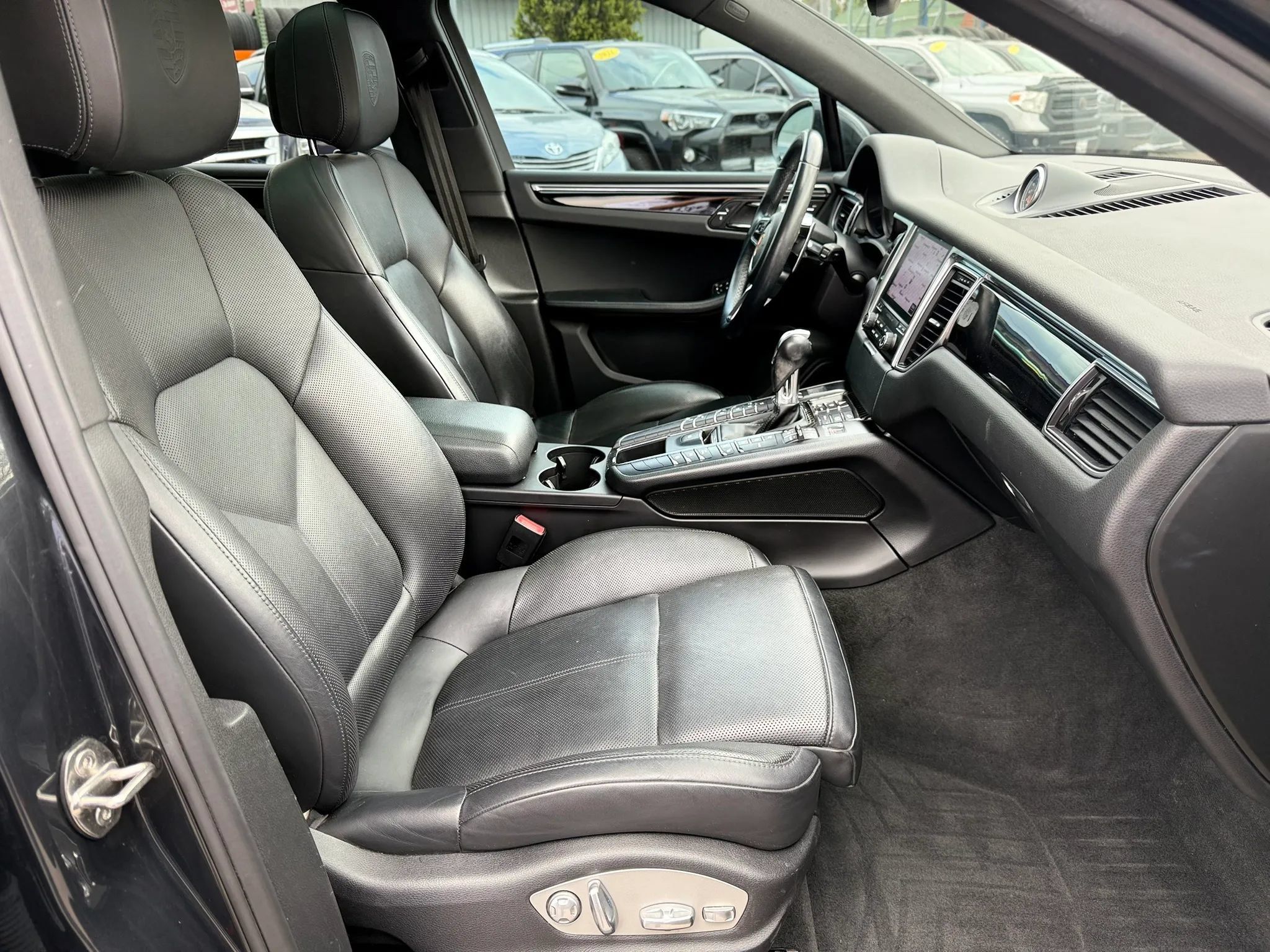 Used 2018 Porsche Macan Sport Edition AWD/4WD image 22