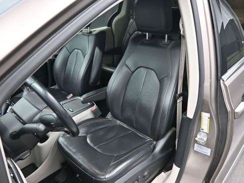 Used 2017 Chrysler Pacifica Touring-L Plus image 19