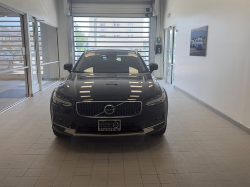 Used 2024 Volvo V90 B6 Cross Country Plus image 2