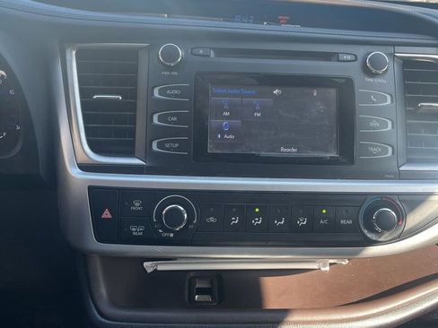Used 2018 Toyota Highlander LE image 6