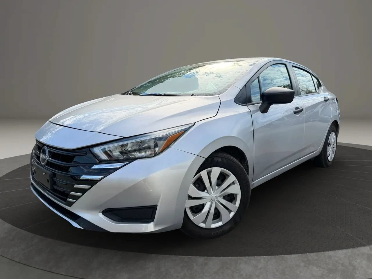 Used 2025 Nissan Versa S FWD image 1