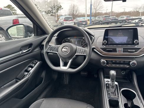 Used 2023 Nissan Altima 2.5 SV image 9