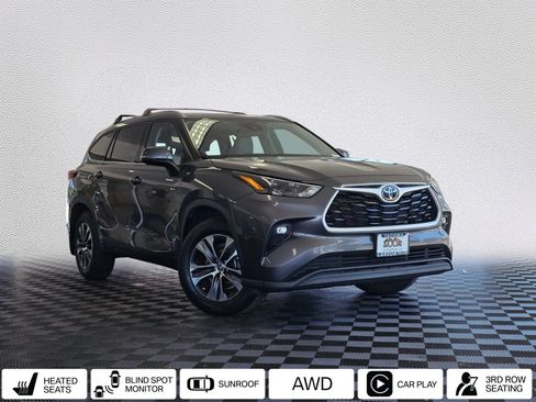Used 2022 Toyota Highlander XLE AWD/4WD image 1