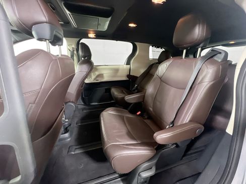 Used 2021 Toyota Sienna Platinum AWD/4WD image 25