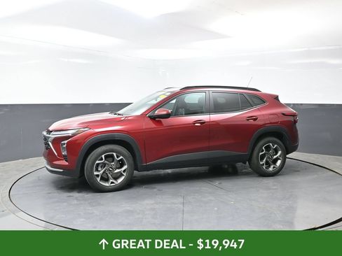 Used 2025 Chevrolet Trax LT FWD image 10