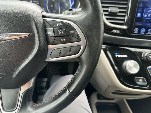 Used 2017 Chrysler Pacifica Touring-L FWD image 19