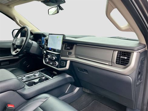 Used 2024 Ford Expedition XLT image 30