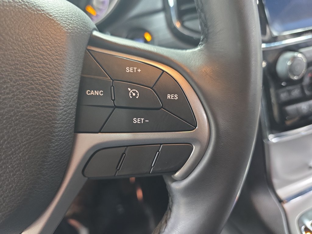Used 2020 Jeep Grand Cherokee Laredo AWD/4WD image 17