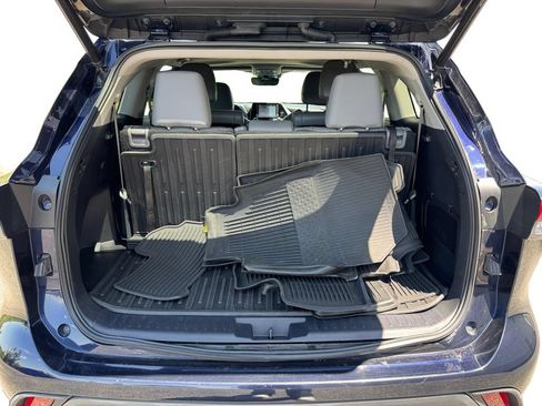 Used 2021 Toyota Highlander XLE AWD/4WD image 19