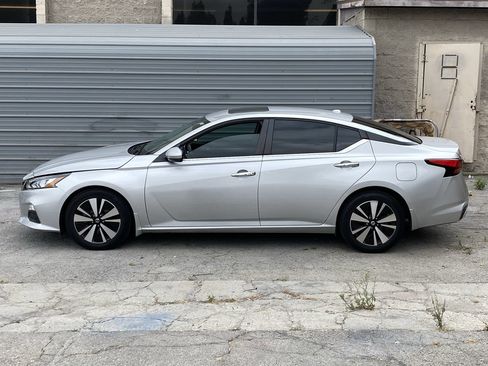 Certified 2021 Nissan Altima 2.5 SV w/ SV Premium Package FWD image 3