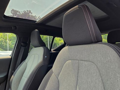 Used 2024 Volvo XC40 B5 Core image 25