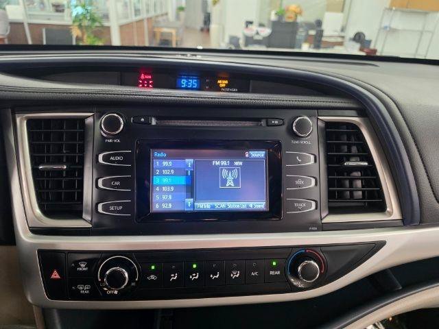 Used 2018 Toyota Highlander LE w/ Carpet Mat Package (TMS) FWD image 17