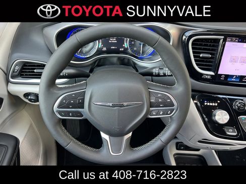 Used 2023 Chrysler Pacifica Touring-L image 18