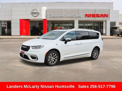 Used 2025 Chrysler Pacifica Pinnacle FWD image 1