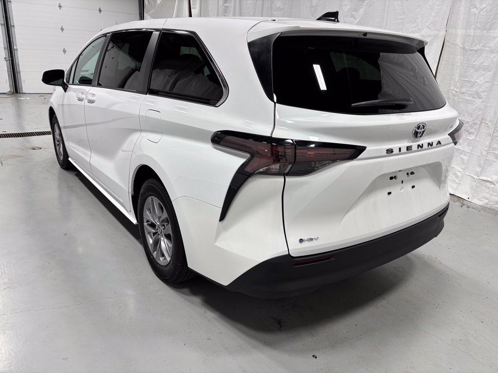 Used 2026 Toyota Sienna LE FWD image 5