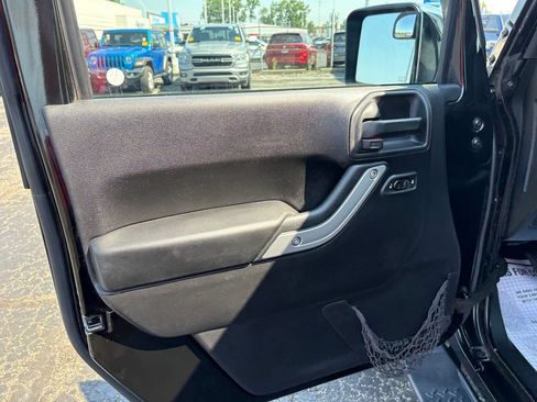 Used 2016 Jeep Wrangler Unlimited Sahara w/ Connectivity Group AWD/4WD image 13