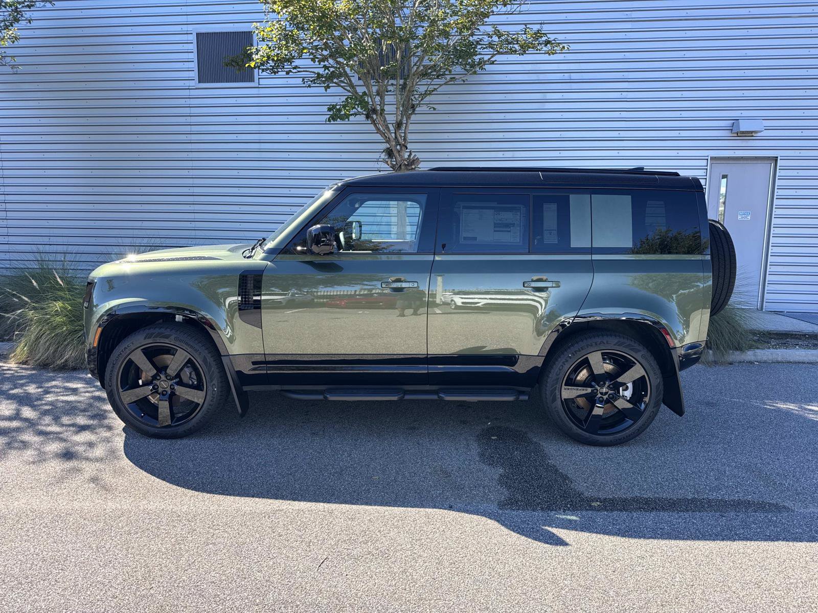 New 2026 Land Rover Defender 110 X-Dynamic SE AWD/4WD image 2