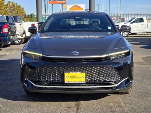 Used 2023 Toyota Crown Limited image 2