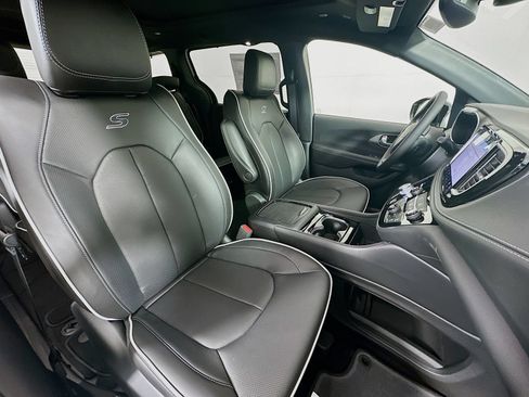 New 2027 Chrysler Pacifica Limited w/ S Appearance Package FWD image 31