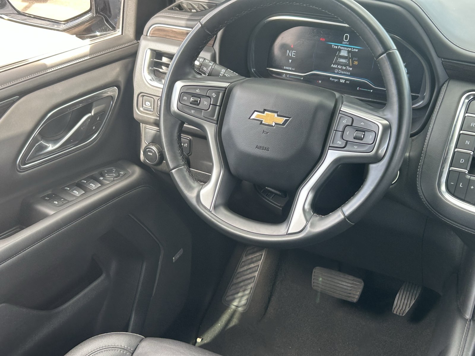 Used 2024 Chevrolet Suburban LT RWD image 17