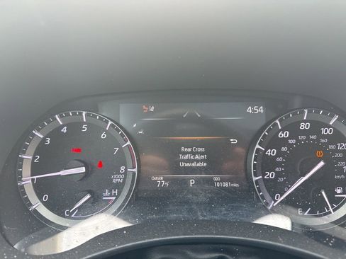 Used 2020 Toyota Highlander XLE FWD image 12