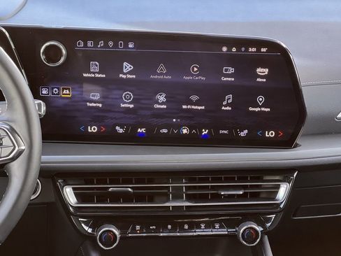 Used 2025 Chevrolet Traverse LT image 21