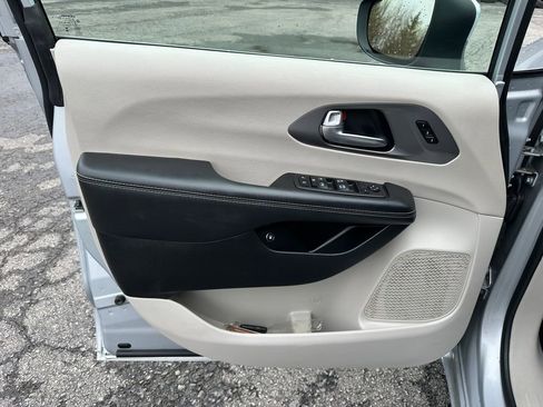 Certified 2023 Chrysler Pacifica Touring-L FWD image 20