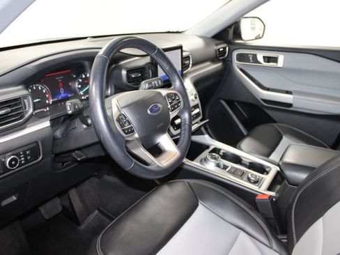 Used 2023 Ford Explorer XLT w/ Equipment Group 202A AWD/4WD image 16