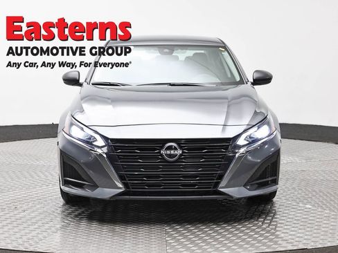 Used 2025 Nissan Altima 2.5 SV FWD image 2