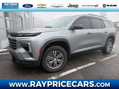 Used 2025 Chevrolet Traverse LT image 1