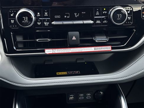 Used 2025 Toyota Highlander Platinum image 18
