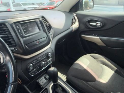 Used 2018 Jeep Cherokee Latitude w/ Altitude Package FWD image 4