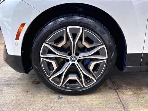 Used 2024 BMW iX xDrive50 w/ Premium Package AWD/4WD image 11