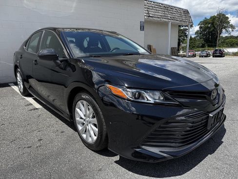 Used 2020 Toyota Camry LE image 5