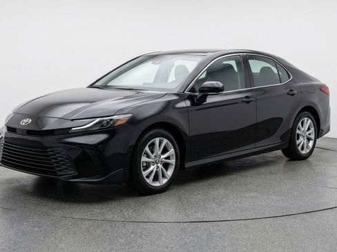Used 2025 Toyota Camry LE image 3