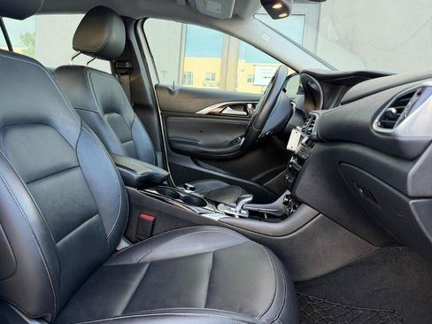Used 2017 INFINITI QX30 FWD image 21