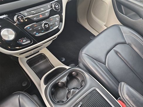 Used 2023 Chrysler Pacifica Touring-L image 23