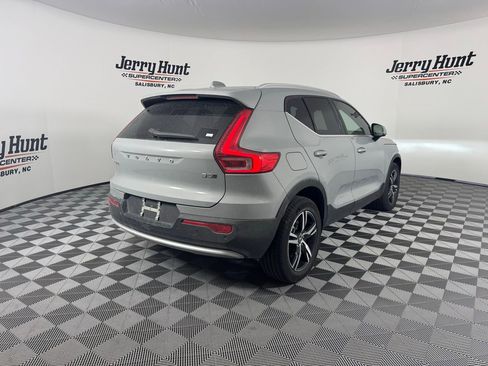 Used 2024 Volvo XC40 B5 Core image 9
