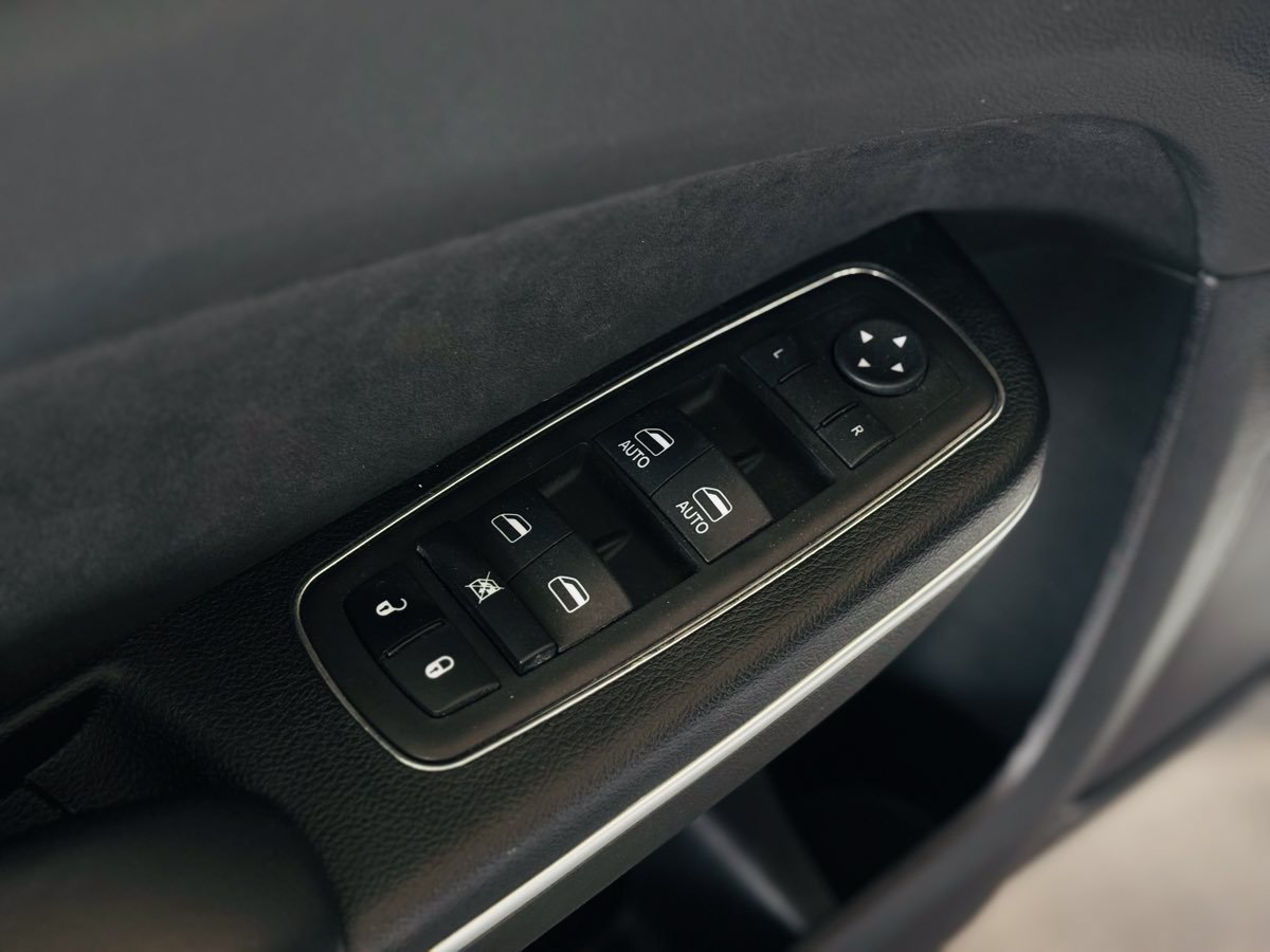 Used 2023 Chrysler 300 C RWD image 35