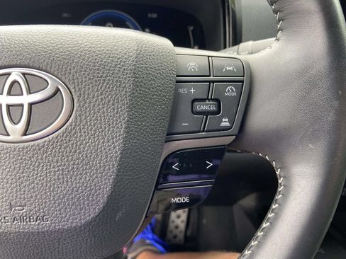 Used 2025 Toyota Camry SE FWD image 30