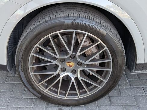 Used 2023 Porsche Cayenne Platinum Edition image 20