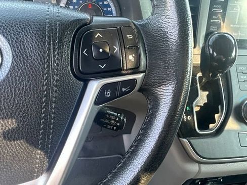 Used 2020 Toyota Sienna XLE w/ Carpet Mat Package FWD image 8